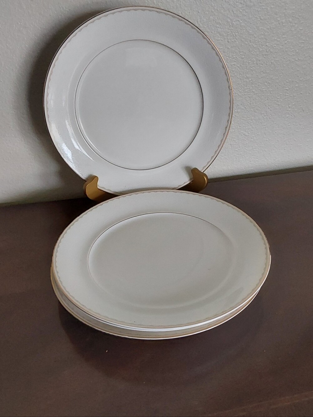 Mikasa Cassa Blanca White Porcelain Dinner Plates with Gold Rim - Set Of 4